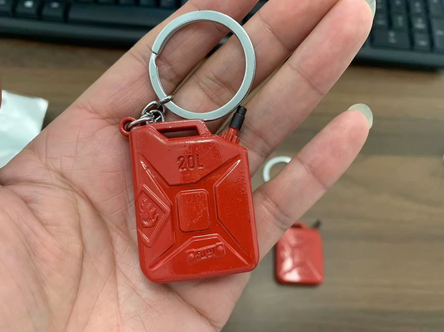 Hotselling Small Mini 20L Fuel Gasoline Barrel Keychain Camping Water Oil Barrel Shape Keyring Pendant Promotional Gift